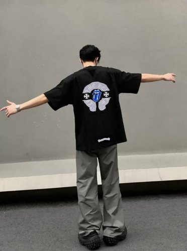 Chrome Hearts克罗心25S潮牌T恤.男女同款 克罗心马蹄章标识烫画设计.搭配经典大舌头.烫钻工艺层次丰富搭配.定制300G纯棉面料 舒适柔软.手感回