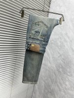 路易‘’原单牛仔裤 2025新品，原版牛仔裤 原版重工打造，品牌经典Logo设计，原版五金辅料。专柜定制牛仔面料，完全对版专柜，欢迎专柜试穿后再购买，好货不怕比