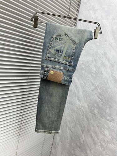路易‘’原单牛仔裤 2025新品，原版牛仔裤 原版重工打造，品牌经典Logo设计，原版五金辅料。专柜定制牛仔面料，完全对版专柜，欢迎专柜试穿后再购买，好货不怕比