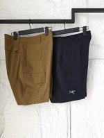 arc Rampart Short 纯色Logo刺绣直筒工装风休闲短裤 隐形的战术诗 重写夏日身体叙事 黑色款配解构衬衫 侧袋暗藏微型雕塑工具 现代艺术展廊中你