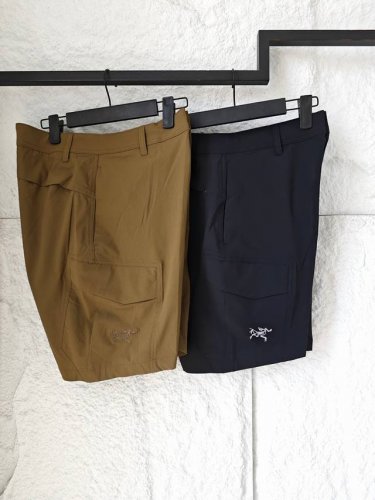 arc Rampart Short 纯色Logo刺绣直筒工装风休闲短裤 隐形的战术诗 重写夏日身体叙事 黑色款配解构衬衫 侧袋暗藏微型雕塑工具 现代艺术展廊中你