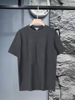Loewe 罗意威 2025夏季新款 Logo贴布刺绣 百搭款圆领短袖T恤男女同款！ 贴布大刺绣Logo字母 轻盈棉质平纹针织 T 恤 宽松版型，这件T恤我可以
