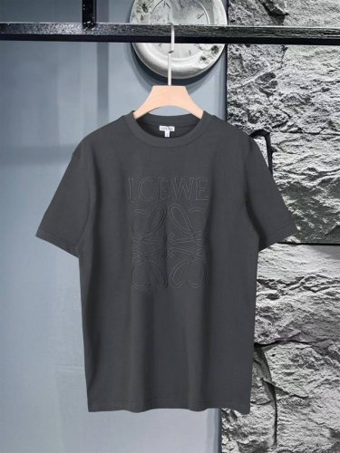 Loewe 罗意威 2025夏季新款 Logo贴布刺绣 百搭款圆领短袖T恤男女同款！ 贴布大刺绣Logo字母 轻盈棉质平纹针织 T 恤 宽松版型，这件T恤我可以