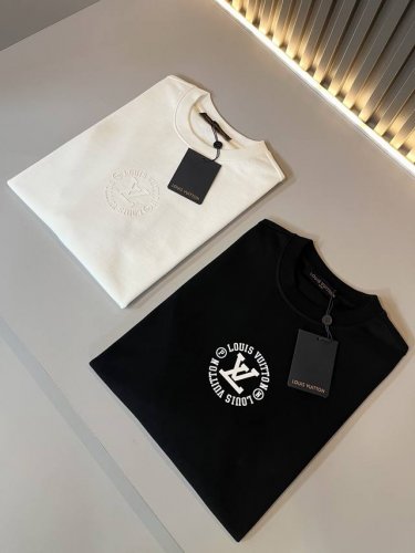 louisvuitt*路易*登 2025春夏全新系列单品上线，非常时髦前卫的一款男女同款短袖T恤，标识Logo图案压胶印花修饰！区别于以往的不同，宣示品牌传承多