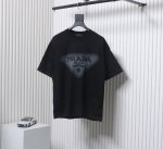 prada 25Sslogo提花圆领短袖 Os版型真的很迷人 普家也真的是绝绝子每一季新品版型都做到极致实穿度很高，随意搭都Nice 100%棉采用32支双纱