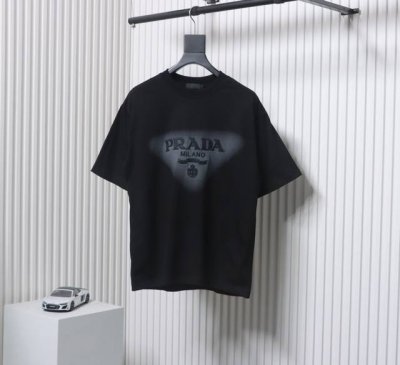 prada 25Sslogo提花圆领短袖 Os版型真的很迷人 普家也真的是绝绝子每一季新品版型都做到极致实穿度很高，随意搭都Nice 100%棉采用32支双纱