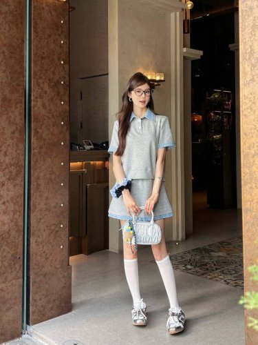 新品上新 Miu Miu 缪缪 贴布绣花格纹拼接短袖半裙套装 高级定制 新款发售缪缪25Ss新款套装 拼接格纹polo半裙套装 Miu式穿搭 翻领短袖假两件拼接
