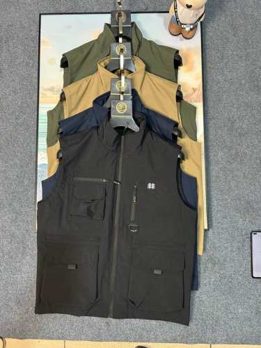 160 Kolon Sport可隆25Ss春季新款男士户外立领防风防水马甲！ 客供双层面料，内里是聚纤面料，手感软糯无比，直接接触皮肤都没问题！ 这个真是帅翻了