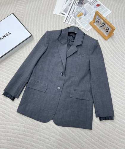 Miumiu24Ss早秋新款胸前字母贴片微标暗纹羊毛西装外套百褶短裙套装 丨原版开发 高版出品 Miu初秋进阶条纹系列 经典利落西装版型 简单大方 Miu式少女