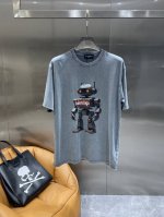 巴黎家 巴黎世家T恤 解锁夏日机械潮流风 浅灰色做旧的衣身 散发着独特的复古气息 中间的机器人图案 金属质感的外表搭配橙红色的眼睛 科技感满满 胸口处 Bale