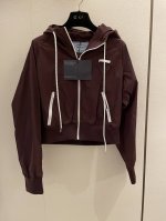 prad* 新款三角标轻薄短款连帽夹克外套 yb开发！高版出品！ 结合工装与风衣与防晒衣的碰撞设计 定制进口密度进口面料 特殊材质有肌理感 每个小细节都非常注重