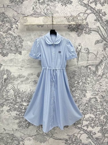 miu 25春夏新款 娃娃领蓝条纹收腰连衣裙 超级乖的甜美系学院风短袖连衣裙 娃娃领设计真的太甜美了 清爽干净的蓝条纹配色 上身很甜美风 Miu字母印花加持 纯