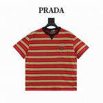 本地自取160 prada/普拉达 字母贴布刺绣条纹撞色短袖T恤 prada条纹T恤，经典与时尚的碰撞。咖红黑白条纹，独特吸睛。V领巧思，修饰颈部线条 。口袋设