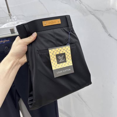LV*路易威登 2025春夏新品休闲裤西裤，官网同步发售，裤身工艺设计，进口客供辅料、面料定制，代工厂p出品免检！每个细节做到极致，原版五金配件，潮范十足、上身
