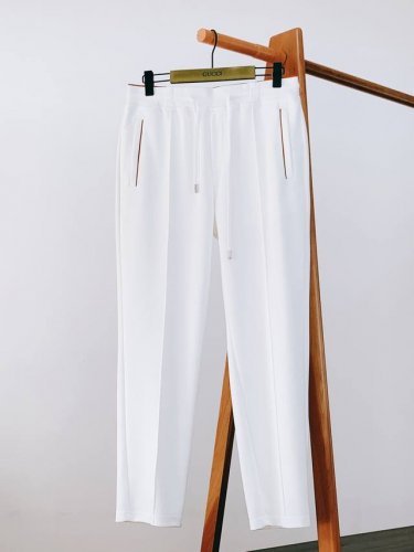 loropiana L. P2610Ss春夏新品 Lp新款慢跑裤巅峰制作 以米兰匠艺之名，春夏系列呈现这款颠覆传统的高级男装长裤。前幅双直袋创新运用明暗交织的撞
