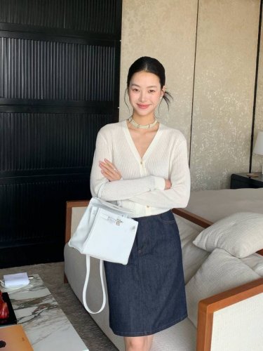 Loro pian*25Ss春夏新款 桑蚕丝V领金扣针织开衫丨独家Yb开发 高版出品 镂空上身裸感轻若无物 夏日防晒又舒服完全不会热 定染深藏青 奶油双股桑蚕丝