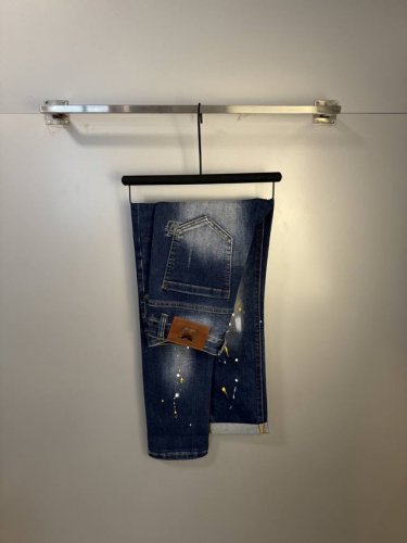 Lv 路易威登 男士丹宁牛仔裤，官宣画册海报穿搭款！ 客供高级进口的丹宁原色面料，特选日本冈山纯正13Oz 盎司牛仔布料，重磅环保植物酵素水洗工艺，肌理有着淡淡