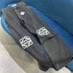 P250Loew*膝盖刺绣牛仔长裤定织定染洗水工艺 进口牛仔棉面料上身柔软舒适膝盖重工刺绣设计高腰版型 显瘦绝绝子 上身完美提高腰线 轻松拥有大长腿百搭单品，自