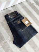 burber*Y巴*莉 2025早春新品男士高端休闲百搭牛仔裤！对于Bur粉丝来说，这样大气的经典设计足矣一眼种草，是今年Bur所有牛仔裤当中最帅的一个系列，我