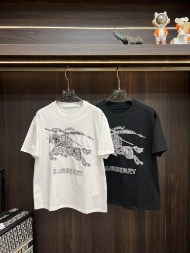 主推 Burberey 独家专供秋季新款巴宝莉时尚休闲圆领短袖 高密度320克纯棉面料 高级密针刺绣 高端欧版原单T恤 潮流时尚休闲半袖 透气舒适度高 细节无可