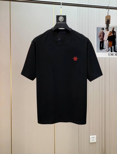 迪奥刺绣2530春夏新品时尚圆领短袖高级定制百搭款式！更有实用感 任何人都可以轻松驾驭 采用95%棉+5%天丝面料制作，手感非常奈斯，不起球，不变形，奢华经典L
