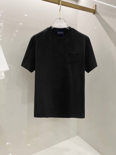lv 2025早春新款男女同款短袖T恤，！定制专属纯棉面料，定制原版工艺螺纹，胸前重工字母Logo工艺设计！简约大方，从容百搭，档次极高，完美融入时尚还有风情感