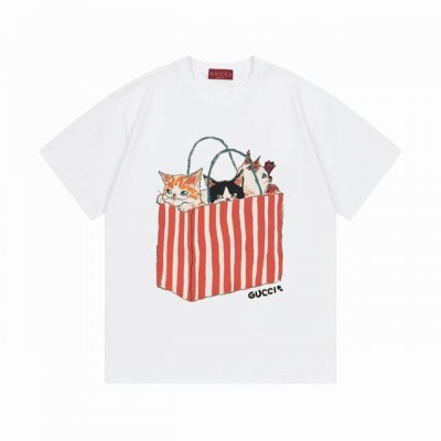 Gucci 古驰 2025新款 数码直喷礼袋猫咪Logo 男女同款 短袖T恤 定制300克100 双纱纯棉面料 康丽数码直喷工艺 定染32支双股螺纹 领标吊牌主