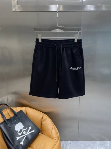 迪家 Dior短裤 纯黑色调超显酷帅，经典又百搭。裤身一侧精致的“Christian Dior”品牌字母刺绣，低调中尽显奢华，彰显独特品味 松紧腰搭配抽绳设计，