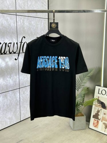 p180 Versace（范思哲) 25Ss春夏新品男士数码印花圆领短袖T恤，正面缀饰有抽象品牌标识数码印花设计，打造男士基本款单品，为男士衣橱注入新意。采用8