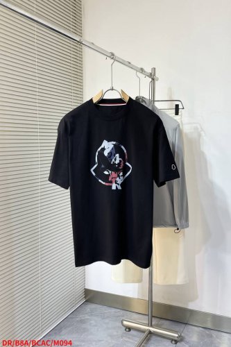 M094 Mo 蒙口 2025新款高品质圆领短袖 袖口车有进口绣花标 定制定染,手感非常舒服 超级百搭好看的一款短袖 三标齐全 非市场普通版本 随意对比 品质绝