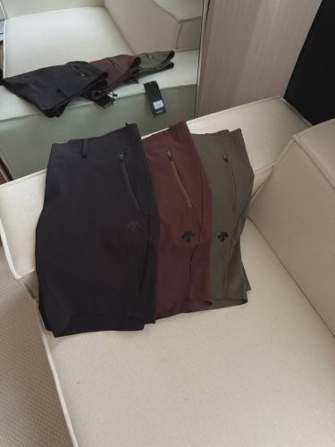 供 迪桑特 Dualis系列 男士机能户外与城市休闲于一体的超强男士梭织速干短裤 面料全是原版1:1复刻全身压胶工艺 商务休闲完美走起，好货来的有点迟， 拿到手