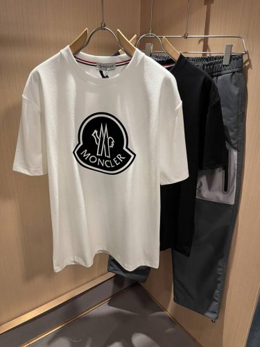 moncler蒙家 2025春夏最新男女同款贸易订单短袖T恤，全品相！！网红款！采用Logo图案压胶设计！上身舒适透气，不僵硬，整体有着丰富的立体感，品质出口订