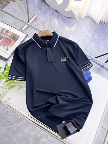 始祖鸟25Ss新款春夏短袖翻领T恤polo，最高版本客供定制高端朱地面料简单时尚款，拼色螺纹超级好看！经典Logo简单大方的款式！满满的高级感，四季可穿。简欧风