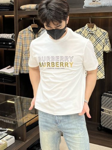 主推 Burberry 独家专供秋季新款巴宝莉时尚休闲圆领短袖，高密度320克纯棉面料，高级密针刺绣、高端欧版原单T恤，潮流时尚休闲半袖 透气舒适度高，细节无可