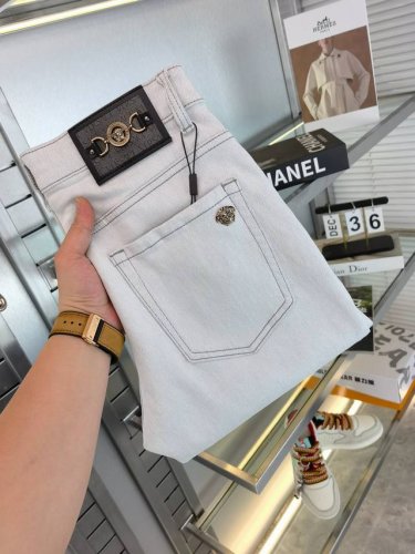 Versace 范思哲 2025Ss春夏时尚新品 高端奢华定制浅灰蓝修身小脚牛仔裤，客供水洗弹力面料 精仿棉纱混纺 面料舒适柔软 经典小五金配饰 品质卓然 极度
