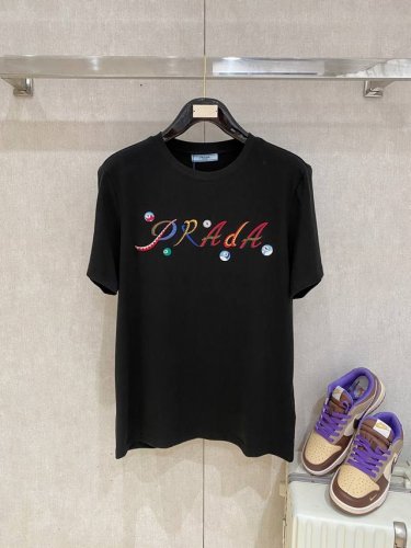 普拉达 重磅推荐！2025Ss夏装新品 专柜在售 最新系列图案Logo短袖T恤 必须人手一件的节奏！进口顶极精梳棉面料，极为亲肤舒适 摸上去非常的细腻，质感很好
