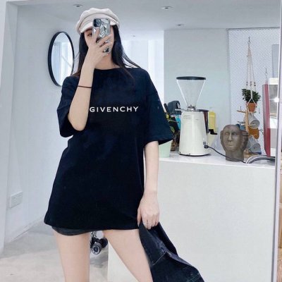 上新 Givenchy纪梵希新款短袖T恤 夏季必入单品 真的超酷 高密针织圆领设计 平整简约 亲肤透爽 T恤面料的柔软性舒适性无可挑剔 男女均可驾驭 打破性别局