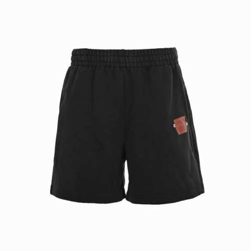 balenciaga 巴黎世家 25Ss 胶带徽标刺绣水洗短裤 面料采用特殊的排汗技术 使汗水能够迅速与空气接触 从而帮助身体保持干爽 提高穿着的舒适度 质地柔