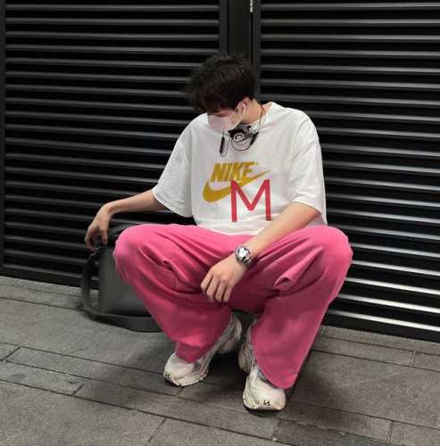 上新！元素碰撞，别致心情！夏季新款Nike 耐克短袖T恤标志性Logo Tee ！ 高密针织圆领设计，平整简约！亲肤透爽！面料的柔软性舒适性无可挑剔！男女均可驾