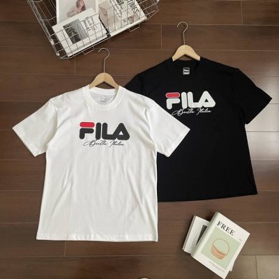 上新 Fila斐乐经典基础款胸前小Logo休闲宽松情侣款 短袖T恤。经典百搭永不过时系列，绝佳夏季出行穿搭必备百搭单品 夏季一定闭眼入的百搭T恤，定制260G纯