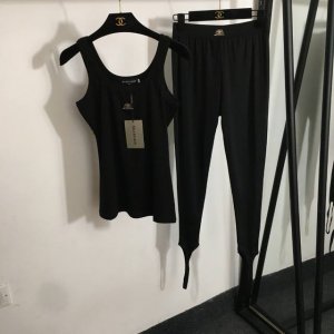 款号20252582 Balenciag*新款瑜伽运动套装，胸前Logo吊带背心+弹力修身踩脚裤，黑色，S-Xl， M码；胸围76，长58；腰围62弹力，长86