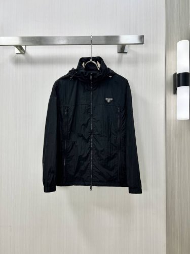 p370 Prada 普拉达 2025Fw早春新品 休闲连帽夹克外套，商务通勤休闲兼备，满足于日常各种穿搭，上身型款十足，满满的高级感！衣身两侧设计拉链口袋，这