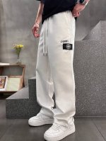 96095休闲裤 季度：2025夏季新款 尺码：M-4Xl 版型：直筒休闲款 工艺：工装裤形 侧边做刺绣图案设计 后幅口袋图案做暗花 推荐款