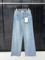小香 25春夏新款 后袋烫钻Logo直筒裤采用高端牛仔棉面料 软的牛仔面料质地舒适 上身柔软 面料纹路细腻 后袋烫钻Logo 高腰直筒版型 上身显瘦显腿长 谁穿