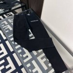 款号K151 Ck刺绣小标牛仔裤 用料超柔高棉水洗牛仔面料每一件水洗费用高达常规工艺三倍之多 触感极致细腻 质感非常好 全身简约大气设计 裤子后口袋采用高频刺绣