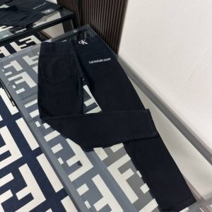 款号K151 Ck刺绣小标牛仔裤 用料超柔高棉水洗牛仔面料每一件水洗费用高达常规工艺三倍之多 触感极致细腻 质感非常好 全身简约大气设计 裤子后口袋采用高频刺绣