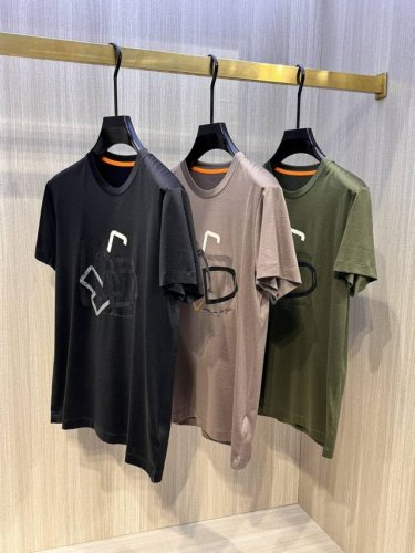 型号Hl116#，爱马家 2025春夏最新马扣激光贴皮绣男士圆领T恤衫，胸前极具代表性的马扣图案，采用高端重工的激光贴皮 采用进口水洗小羊皮制作，很柔软很细腻，