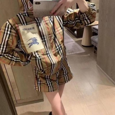 上新 Bur 巴宝莉 王牌尖货镇店之宝格纹刺绣套装 你们心心念的套装来了，秋冬款火热上线了，套装重磅来袭，秒杀市面上一切版本！ 不要拿其他家和我们家对比 只能说
