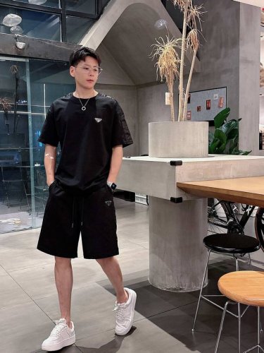 普拉达套装 2025春夏最新款，男女同款，经典设计短袖T恤短裤套装，定制纯棉面料，手感柔软，穿着舒适，做工精细.上身效果无敌帅气，码数M-3X