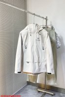 L649 Szarctery、春夏秋新款Gamma Hoody 软壳连帽 这款轻薄软壳面料防泼水，富有弹性且透气。剪裁简洁，可内搭轻薄衣物，拼接设计使穿着自如。